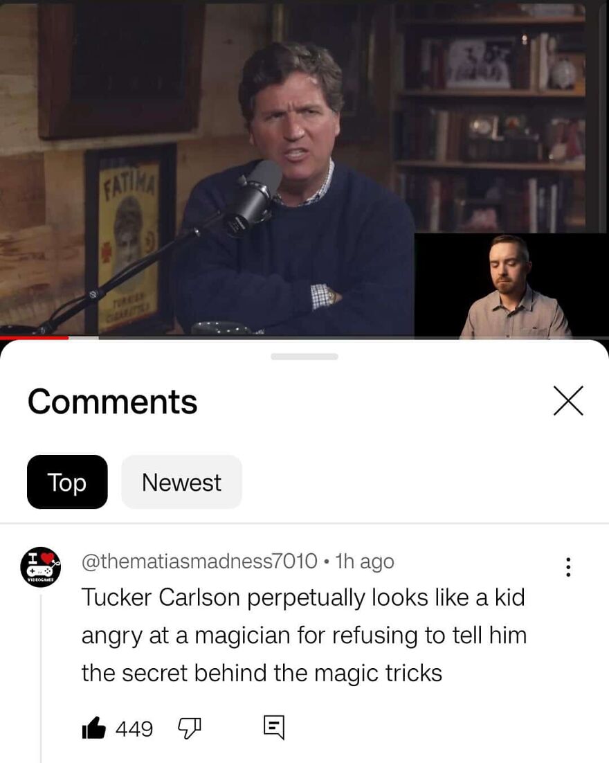 Hombre discutiendo en micrófono con comentario hilarante de insulto raro que provoca risas incluso entre enemigos.