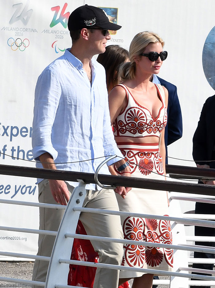 Pareja de celebridades con atuendos llamativos y gafas de sol en evento relacionado con las peor vestidas en boda de Jeff Bezos.