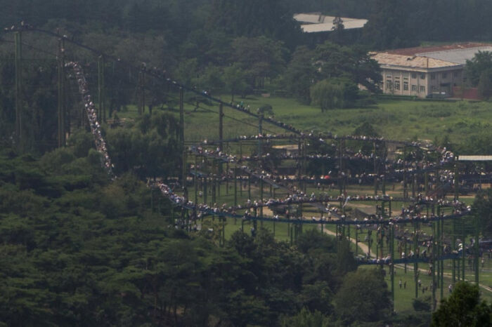 Fila enorme de personas en un parque al aire libre, mostrando uno de los misterios interesantes que aún desconciertan a la gente.