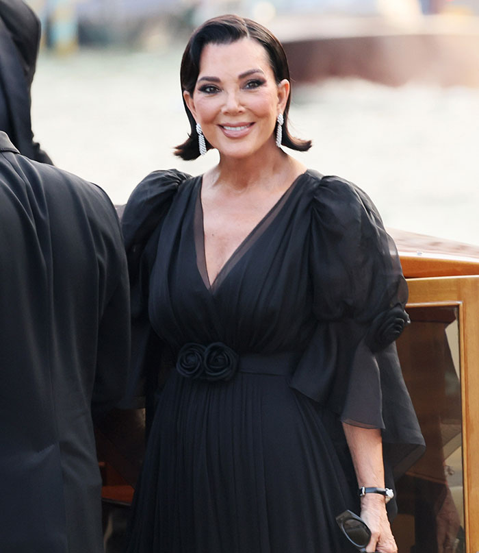 Mujer vestida de negro en la recepción de la boda con moda destacada entre las celebridades peor vestidas del evento.
