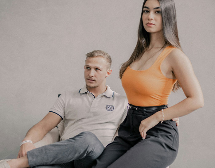 Pareja joven posando en estudio, destacando abogados y situaciones curiosas con clientes en contexto legal moderno.