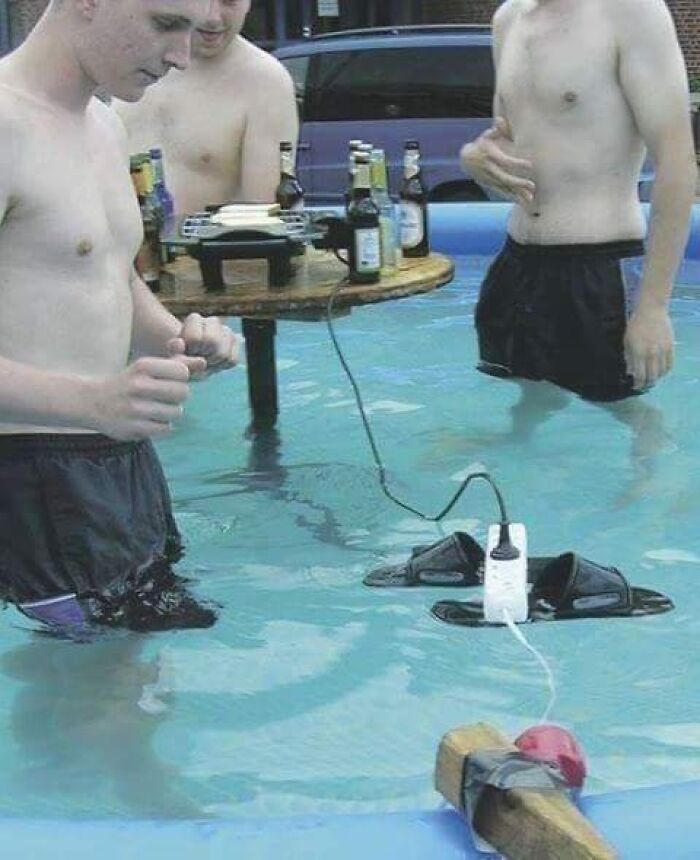 Jóvenes en piscina con enchufe y dispositivos eléctricos en el agua, riesgo destacado en razones por las que las mujeres viven más.