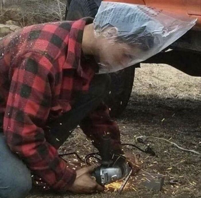 Persona usando equipo improvisado para proteger su rostro mientras trabaja con herramientas eléctricas, riesgo en seguridad laboral.