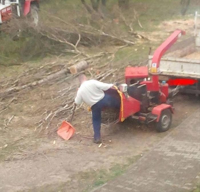 Hombre trabajando con máquina agrícola en campo, representando esfuerzo físico y razones por las que las mujeres viven más.