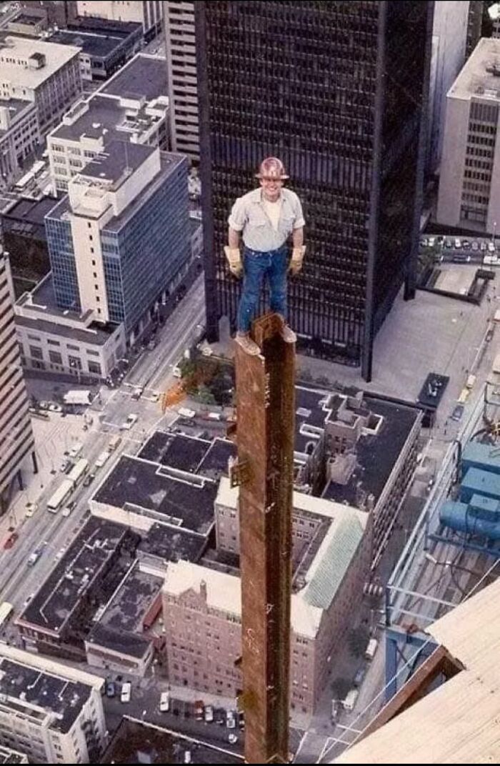 Hombre trabajador en construcción en lo alto de una estructura metálica, ilustrando riesgos y diferencias de vida hombres y mujeres.