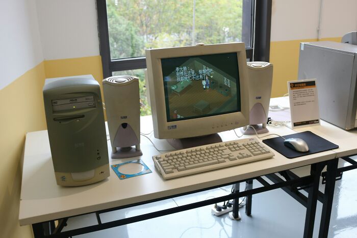 Computadora antigua con pantalla mostrando texto y gráficos, representando experiencias online aterradoras.