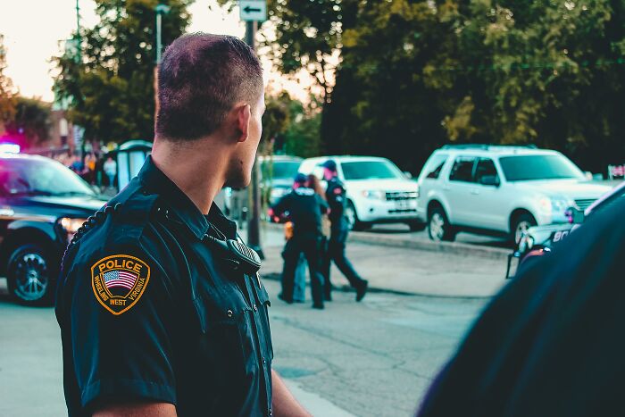 Policía en escena urbana respondiendo a incidentes, ilustrando experiencias online más aterradoras compartidas por personas.