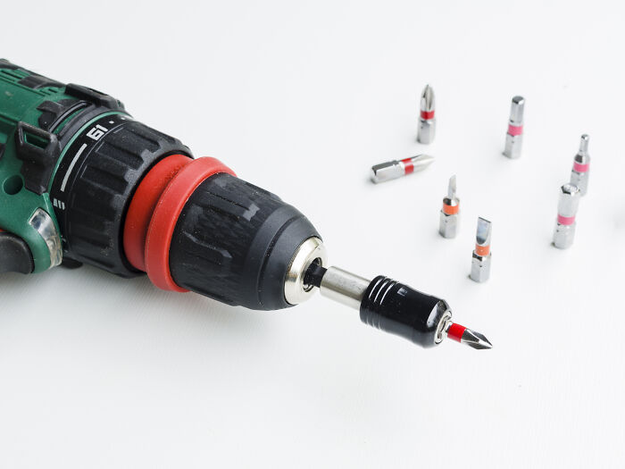 Taladro inalámbrico y puntas de destornillador útiles para mujeres que viven solas realizando reparaciones en casa.