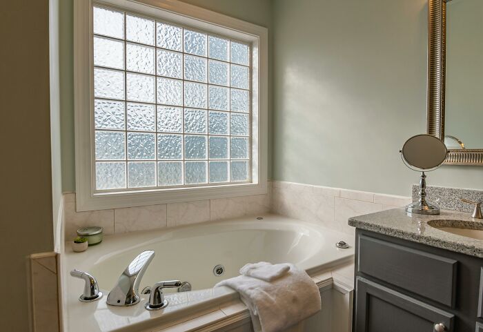Baño moderno con bañera y decoración minimalista ideal para mujeres que viven solas buscando comodidad y estilo.