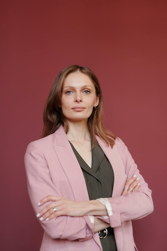 Mujer con expresión segura y brazos cruzados, representando momentos en que se intentó corregir a la persona equivocada.