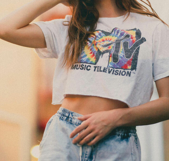 Persona equivocada con camiseta MTV y pantalones claros en foto casual representando momentos que fallaron miserablemente al corregir.