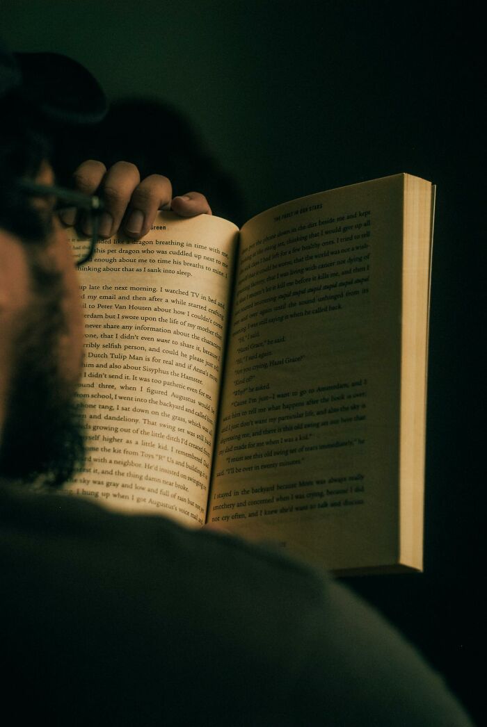 Persona leyendo un libro a contraluz, ilustrando momentos en que se intentó corregir a la persona equivocada.