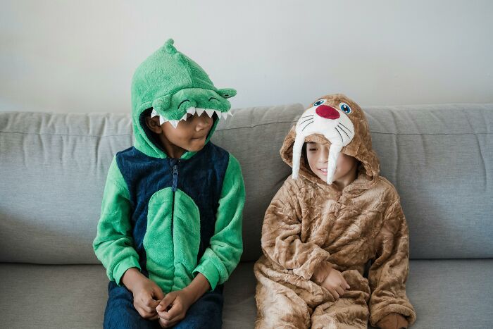 Dos niños vestidos con disfraces, reflejando escenas de conversaciones privadas terroríficas e inesperadas.
