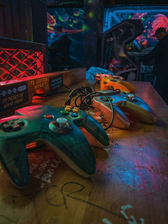 Mandos de videojuego antiguos sobre mesa con luz tenue, en contexto de momentos que se intentó corregir y fallaron.