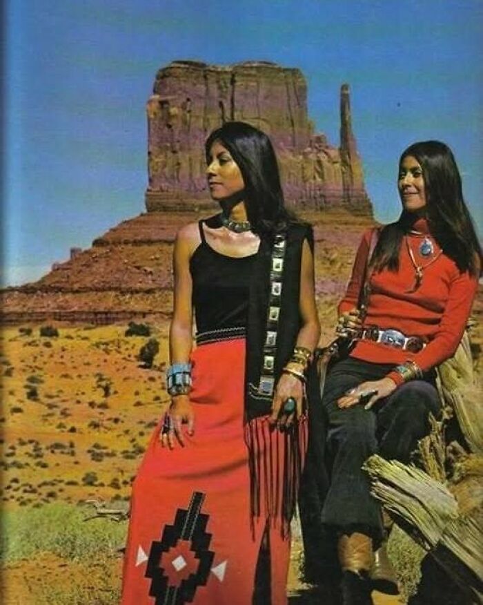 Mujeres nativas americanas con vestimenta tradicional en el desierto, mostrando un lado distinto de la historia cultural.