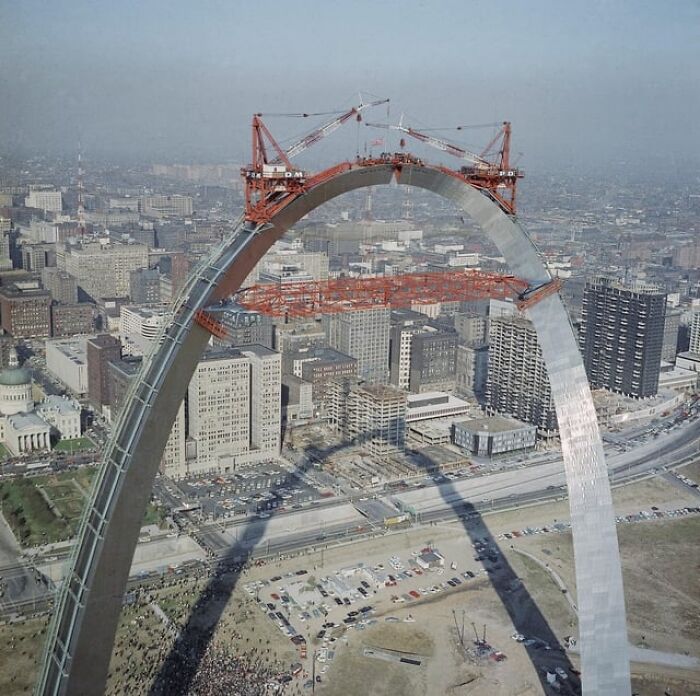 Foto desde ángulo alternativo que muestra la construcción del arco Gateway en un día despejado sobre la ciudad.