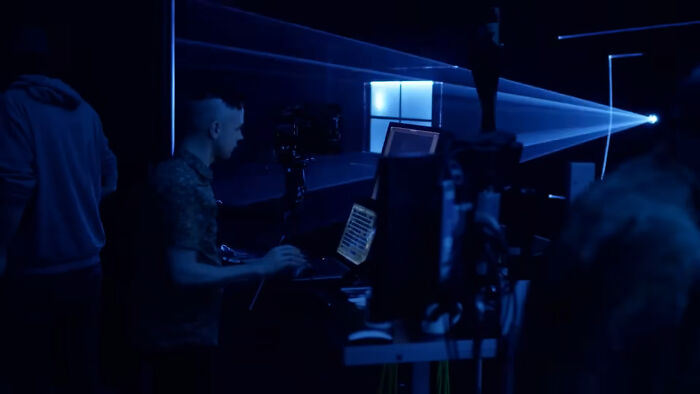 Persona trabajando con equipo audiovisual en un espacio oscuro, mostrando ángulos alternativos en eventos y lugares únicos.