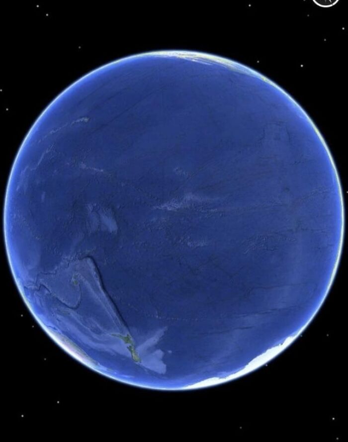 Planeta Tierra visto desde el espacio mostrando ángulos alternativos del océano Pacífico y la Antártida en fondo negro.