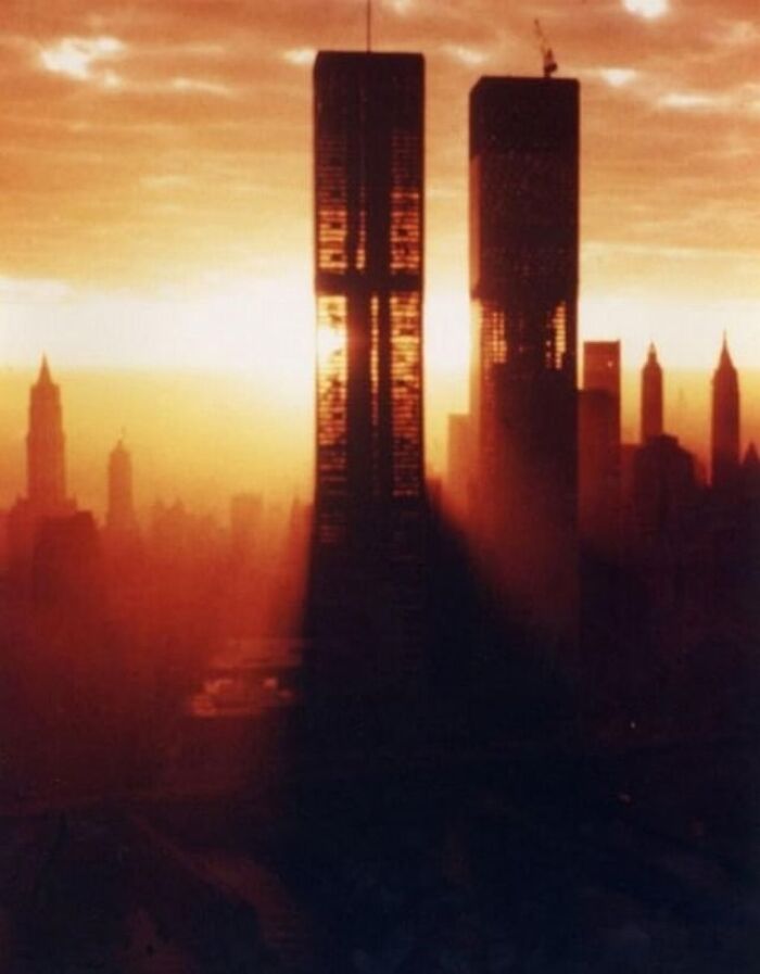 Vista al atardecer de los rascacielos con ángulos alternativos que muestran un paisaje urbano poco común.