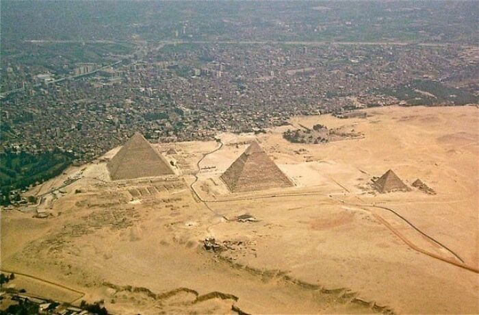 Vista aérea de las pirámides de Egipto mostrando ángulos alternativos de un lugar histórico único.