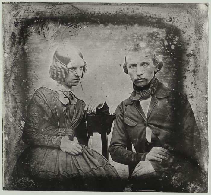 Pareja antigua con vestimenta del siglo XIX en una foto del pasado inquietante y misteriosa en blanco y negro.