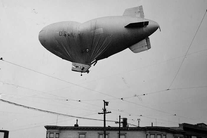 Dirigible L-8 de la Marina de EE. UU. volando en 1942 tras la desaparición presunta de su tripulación en pleno vuelo.