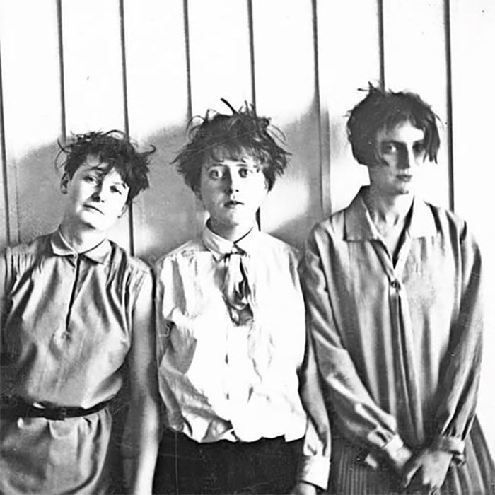 Foto histórica en blanco y negro de tres mujeres con expresión seria, representando curiosidades del pasado inédito.
