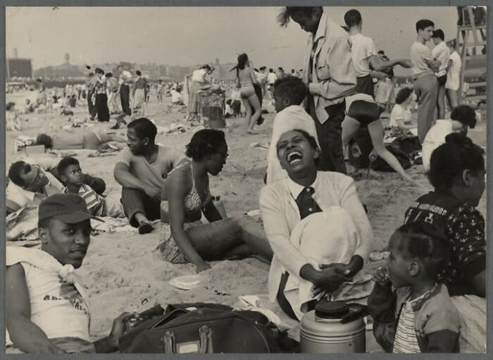 Foto histórica en la playa con grupo de personas disfrutando, ejemplo de fotos históricas curiosas del pasado inédito.