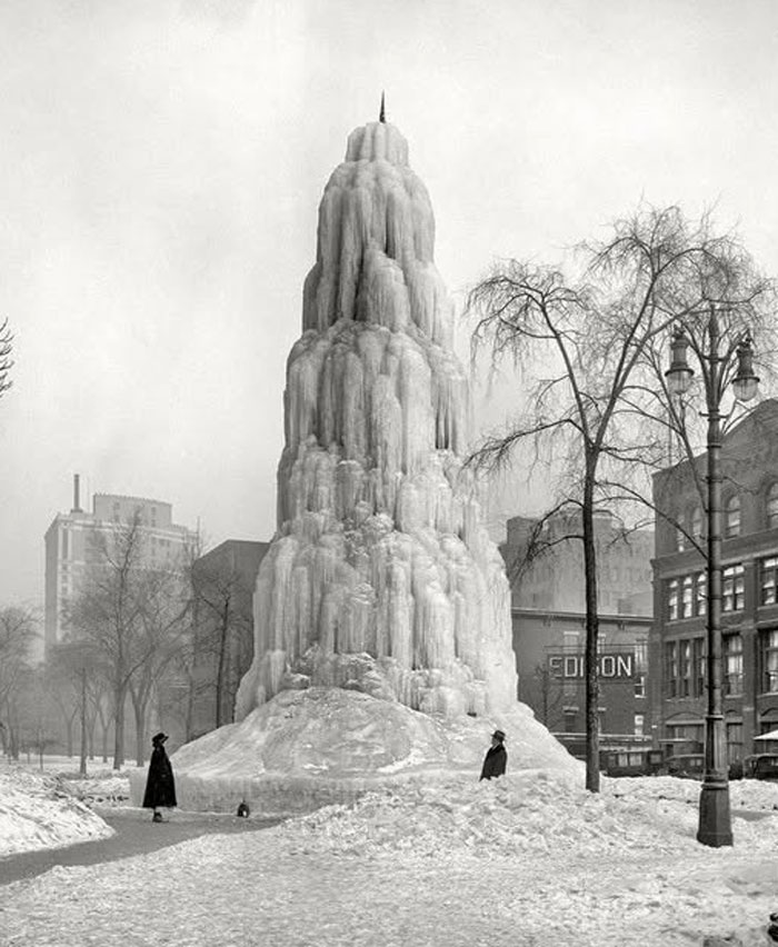Estructura de hielo gigante en la ciudad, una de las curiosas fotos históricas del pasado inédito en invierno.