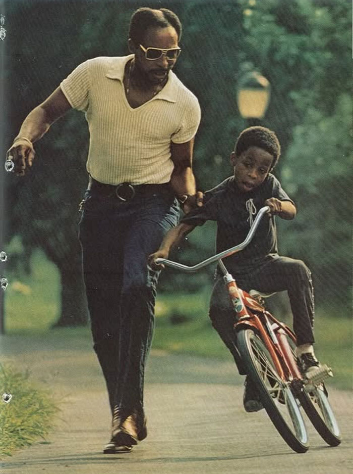 Hombre enseñando a niño a andar en bicicleta, una imagen curiosa y histórica del pasado inéditos.