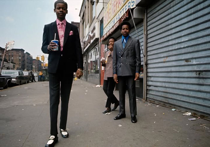 Jóvenes con trajes elegantes en la calle, foto histórica curiosa que muestra moda y vida urbana del pasado inédito.