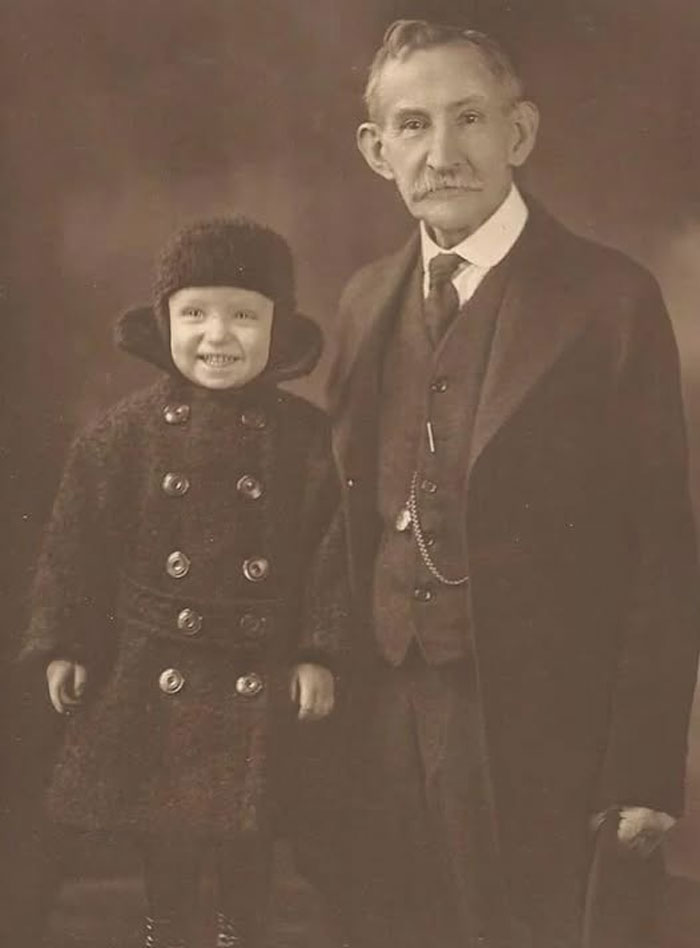 Niño y hombre mayor en foto histórica en sepia, representando curiosas fotos históricas del pasado inédito.
