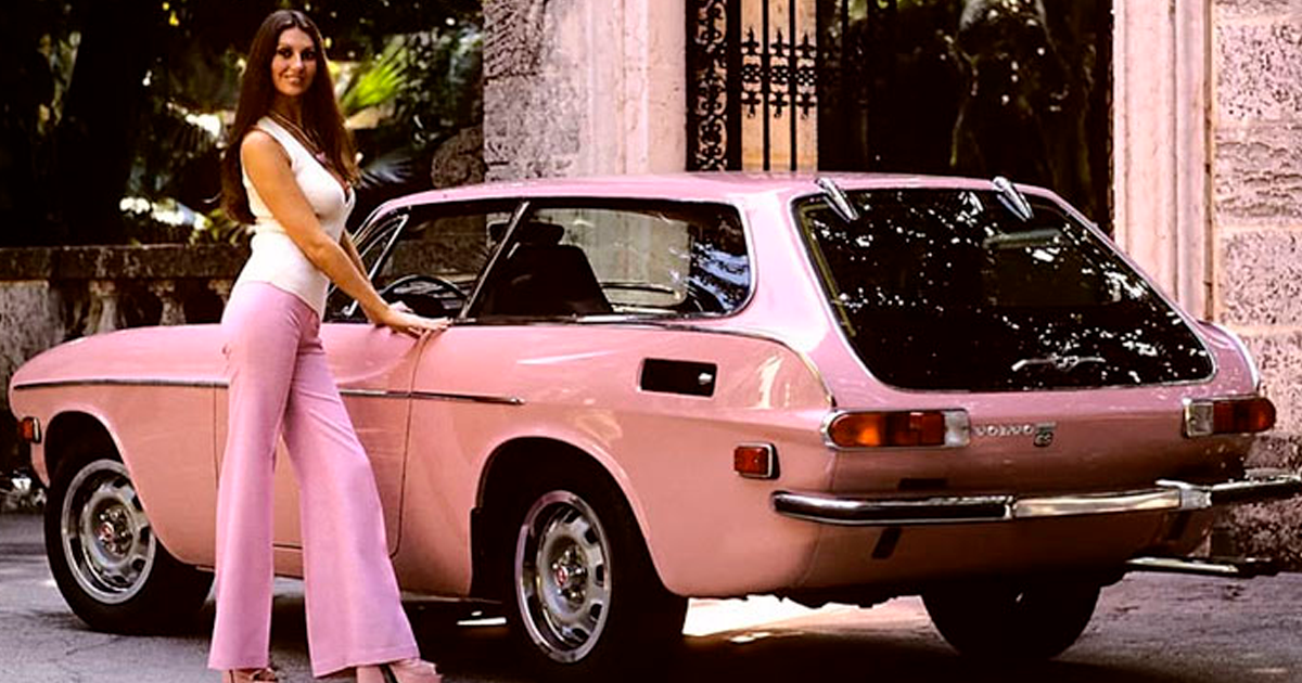 Mujer con pantalones rosas junto a coche clu00e1sico rosa, foto curiosa y histu00f3rica del pasado inu00e9dito.