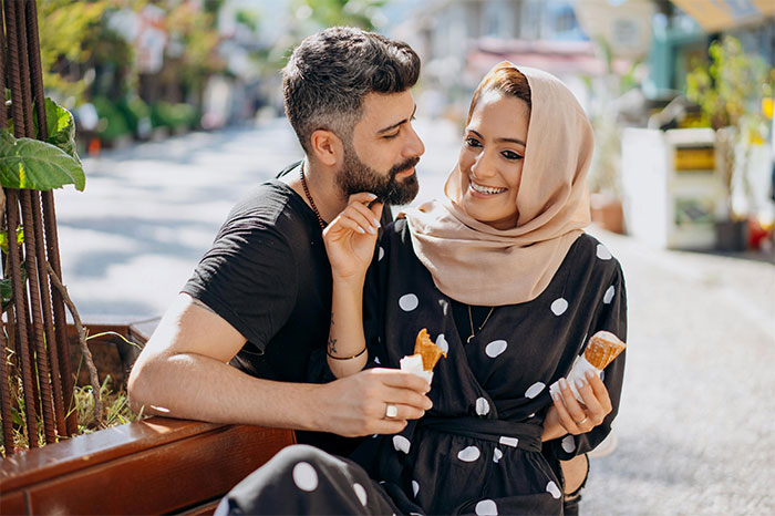 Pareja disfrutando helados al aire libre, en un momento de conexión antes de perder atracción según mujeres.