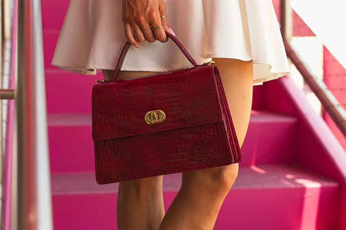 Mujer con bolso rojo en mano, mostrando pérdida de atracción hacia su pareja en un momento de cambio personal.