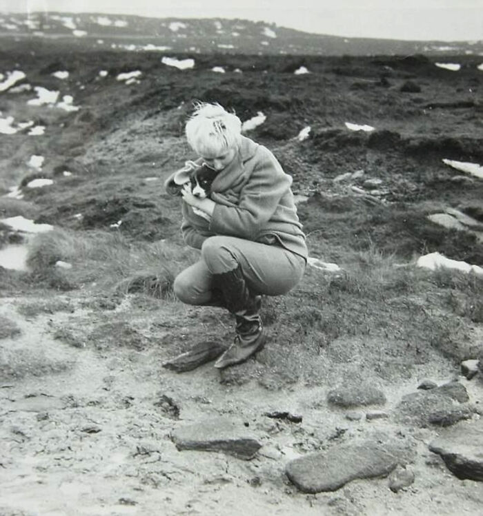 Mujer en paisaje desolado con nieve, imagen inquietante que parece normal hasta conocer su historia real.