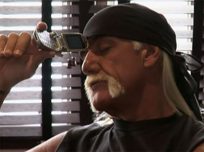 Hombre con bandana y bigote usando cortadora eléctrica para revelar cosas desquiciadas sobre sus familias.