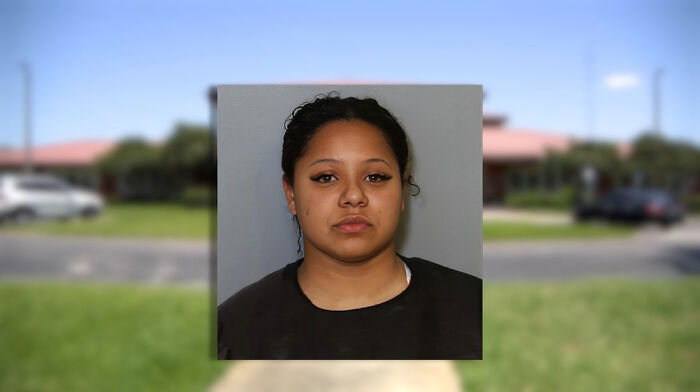Mujer con expresión seria en fotografía tipo carnet, relacionada con personas estúpidas haciendo algo inapropiado en el trabajo.
