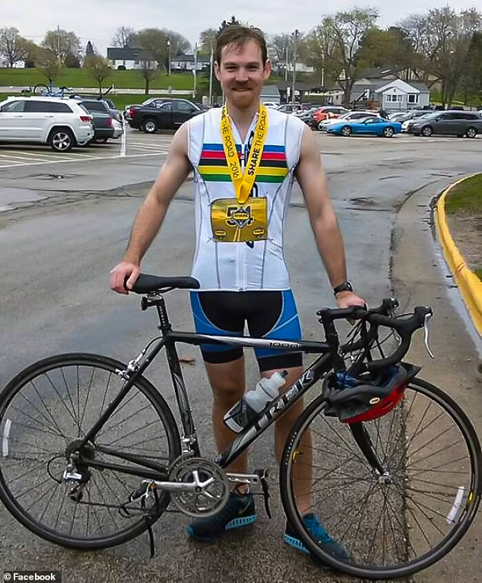 Hombre con medalla y bicicleta, símbolo de personas lo bastante estúpidas en el trabajo que enfrentan despidos.