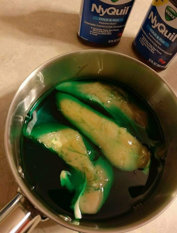 Trozo de plátano en un líquido verde en olla, mostrando un reto fatal de TikTok que terminó en tragedias reales.
