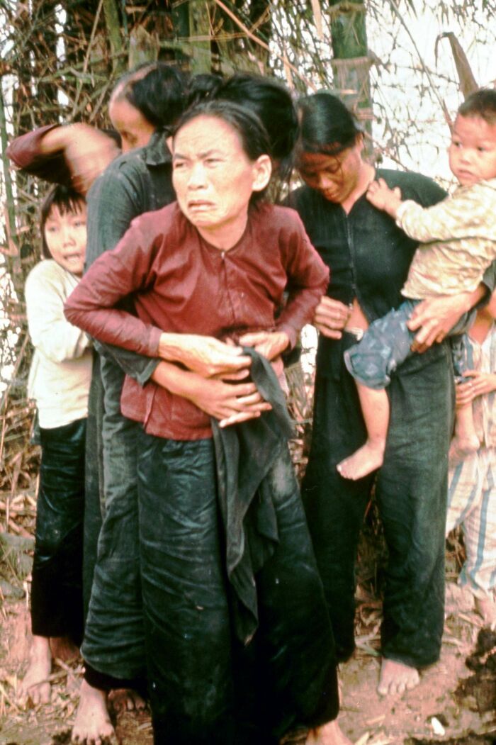 Grupo de personas con expresión preocupada en un entorno rural, foto inquietante que parece normal hasta conocer la historia.
