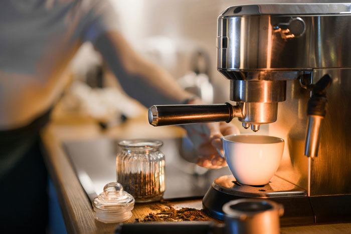 Máquina de café espresso en cocina hogareña moderna, representando tendencias hogareñas que millennials han superado.