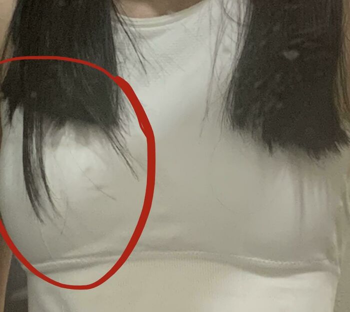 Mujer con corte de cabello mal hecho saliendo muy arrepentida y disgustada del salón de belleza.