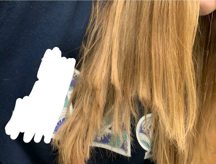 Persona con cabello dañado y maltratado tras salir arrepentida y disgustada del salón de belleza.