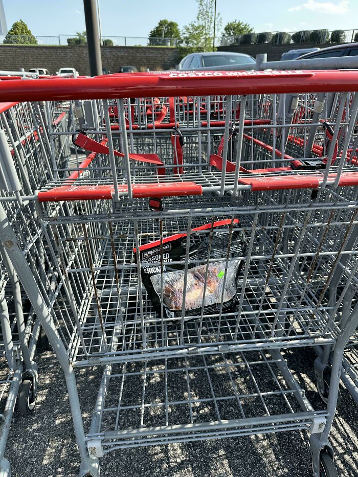 Carne olvidada en carrito de supermercado, ejemplo de personas que olvidaron algo importante y documentaron consecuencias.