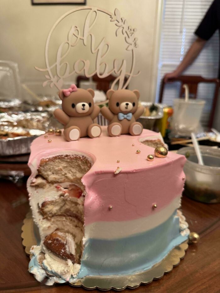 Pastel de baby shower con decoración de ositos y gran porción faltante, ejemplo de personas que olvidaron algo importante.
