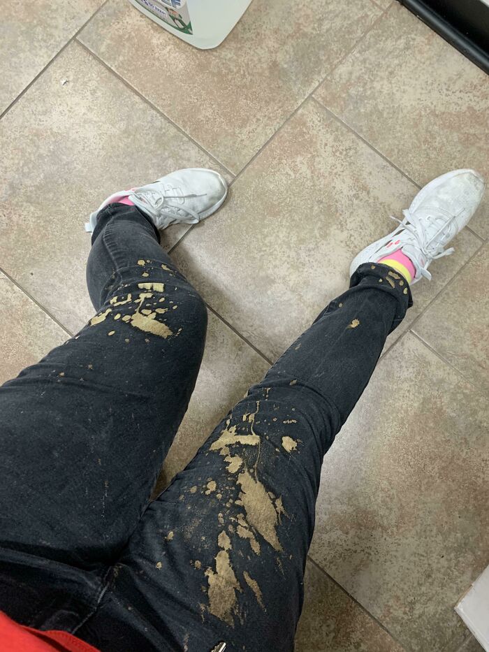 Pantalones negros manchados con suciedad, personas con un día peor en el trabajo que tú.