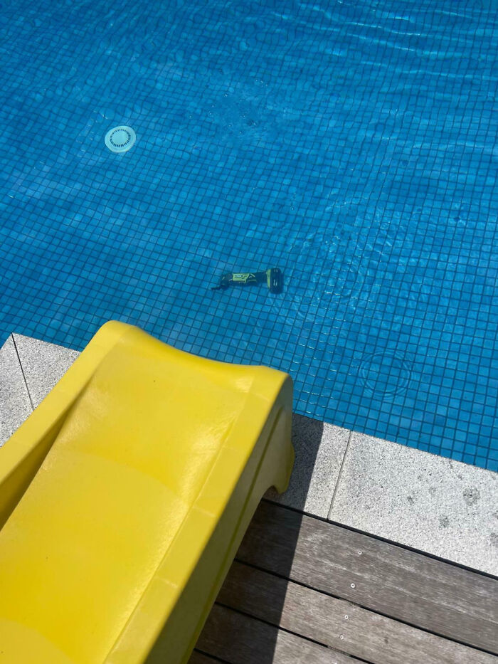 Deslizador amarillo junto a piscina con herramienta sumergida, ilustrando un día peor en el trabajo que tú.
