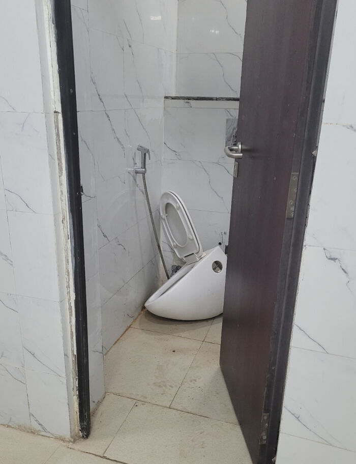 Inodoro roto en baño de oficina mostrando un día peor en el trabajo para algunas personas.