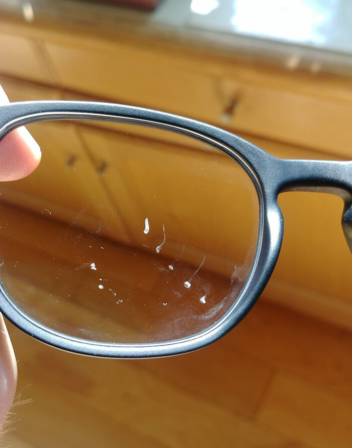 Lentes con manchas blancas en el cristal, imagen que muestra un día peor en el trabajo con problemas visuales.